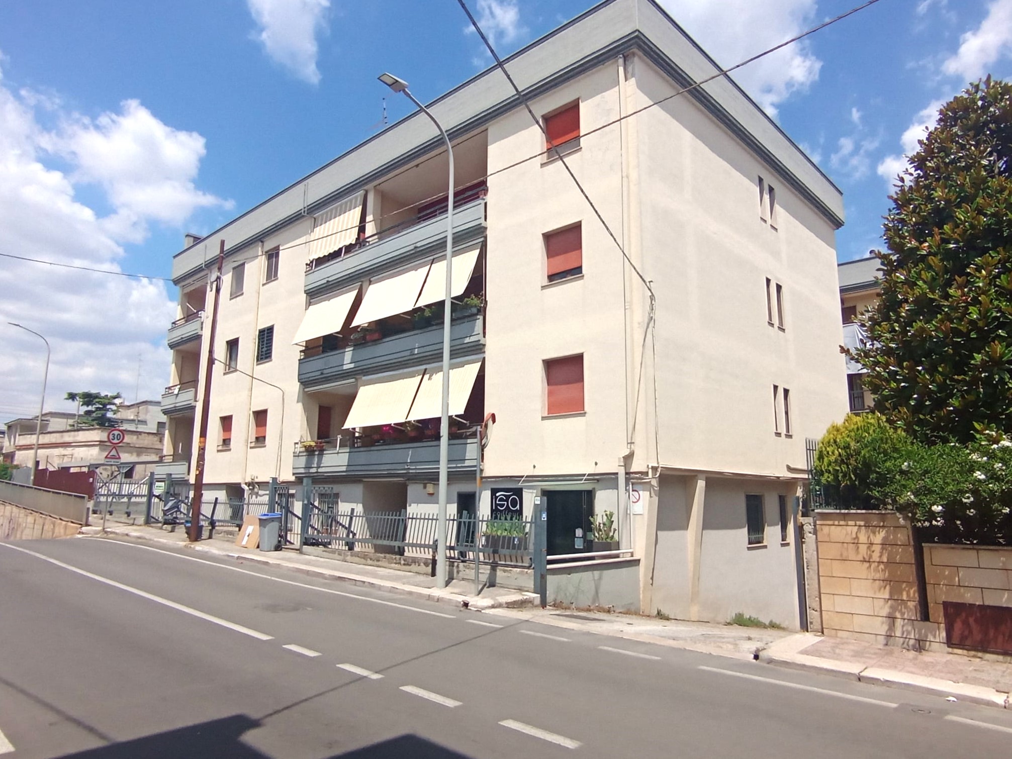 TRILOCALE CON BOX AUTO